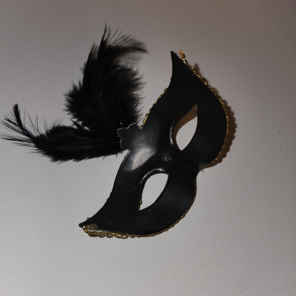 Ten Mini mascarade masks for party decorations - Picture 2 of 2